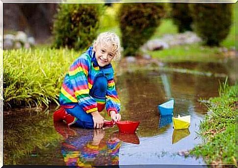 The benefits of playing with water for a child