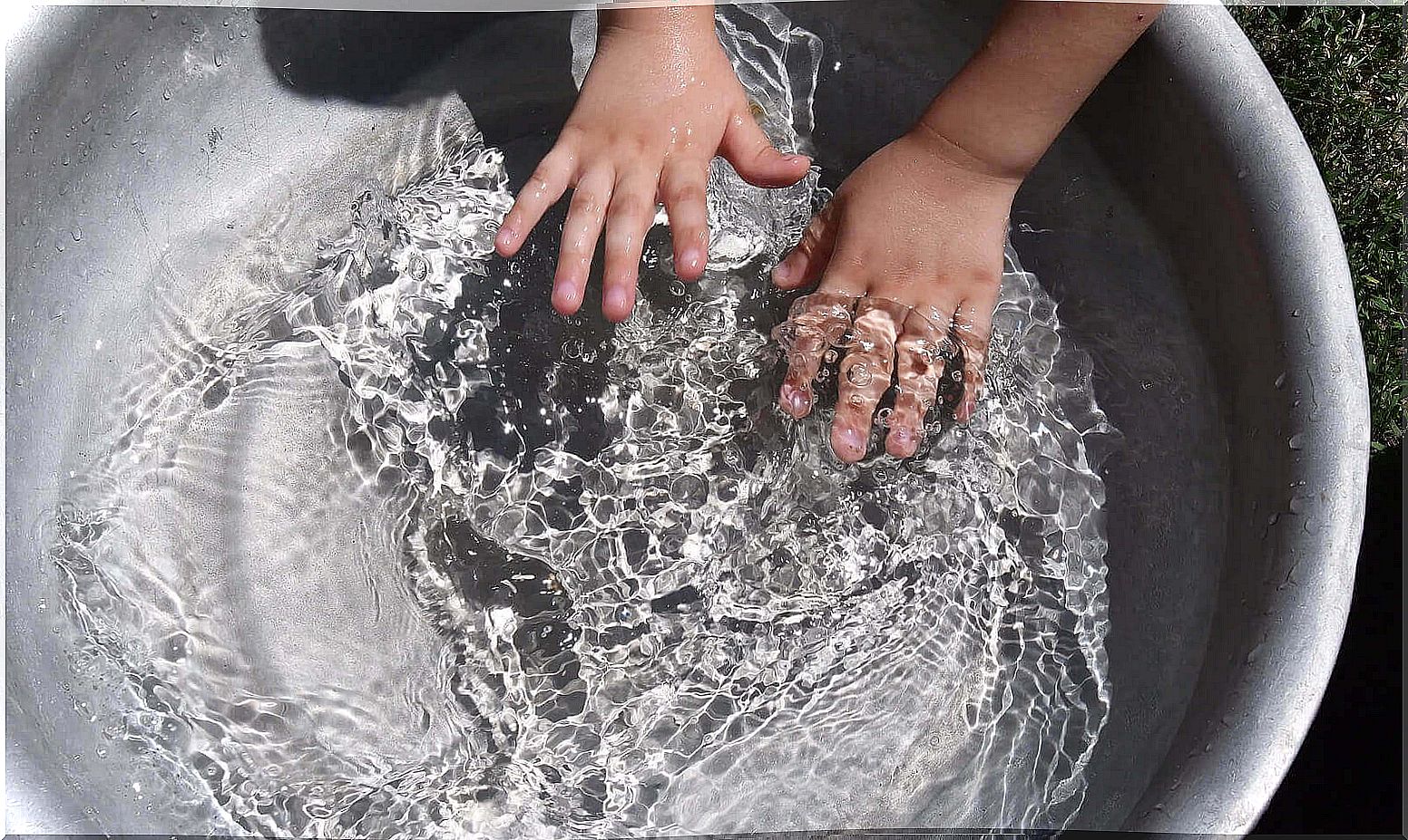 The benefits of playing with water for a child