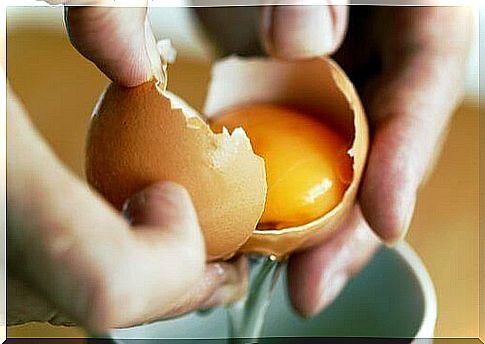 When can a child start eating an egg?